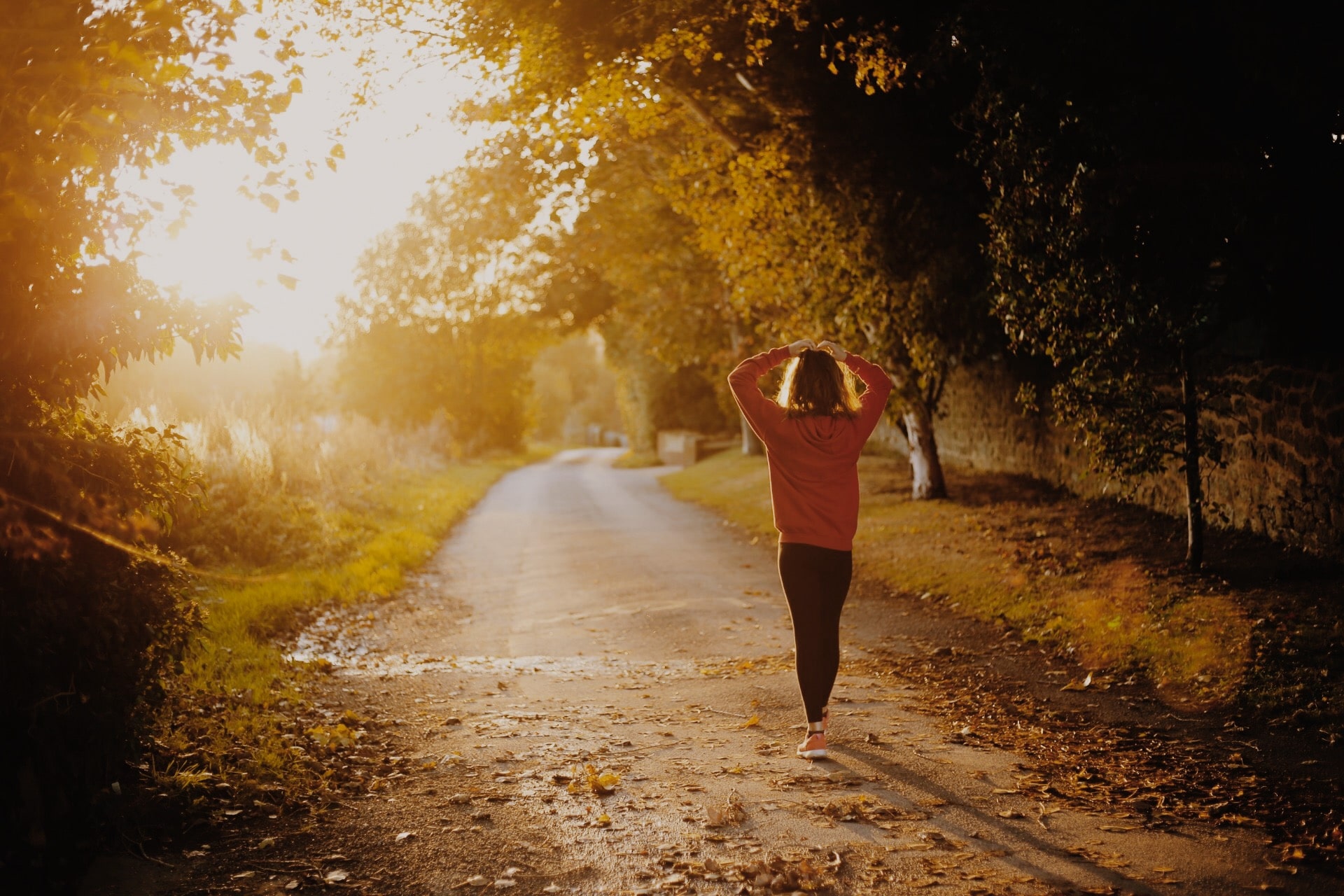 Fille dans les bois se promenant
